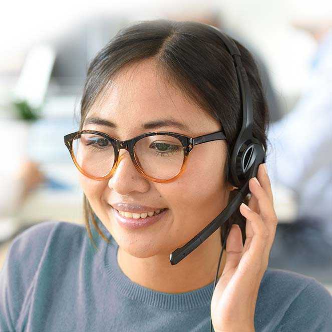 Smart Start program advisor assisting a customer by phone